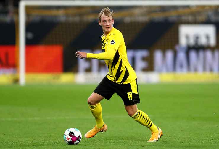 Julian Brandt in possesso palla con la maglia del Borussia Dortmund