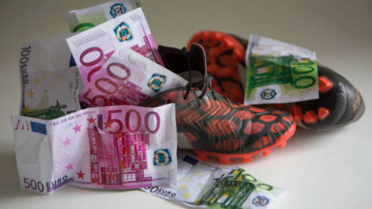 un paio di scarpe piene di banconote da 100 e 500 euro