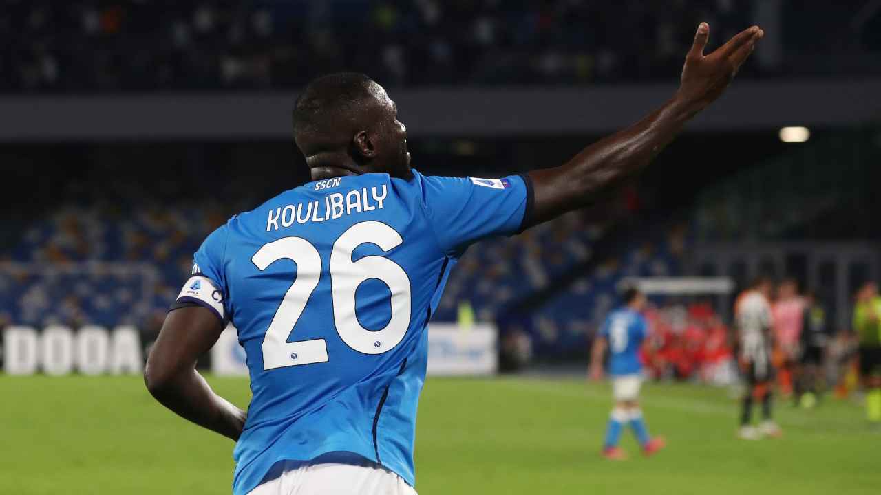 Kalidou Koulibaly di spalle
