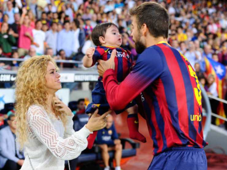 Piqué, Shakira e il figlio, in campo