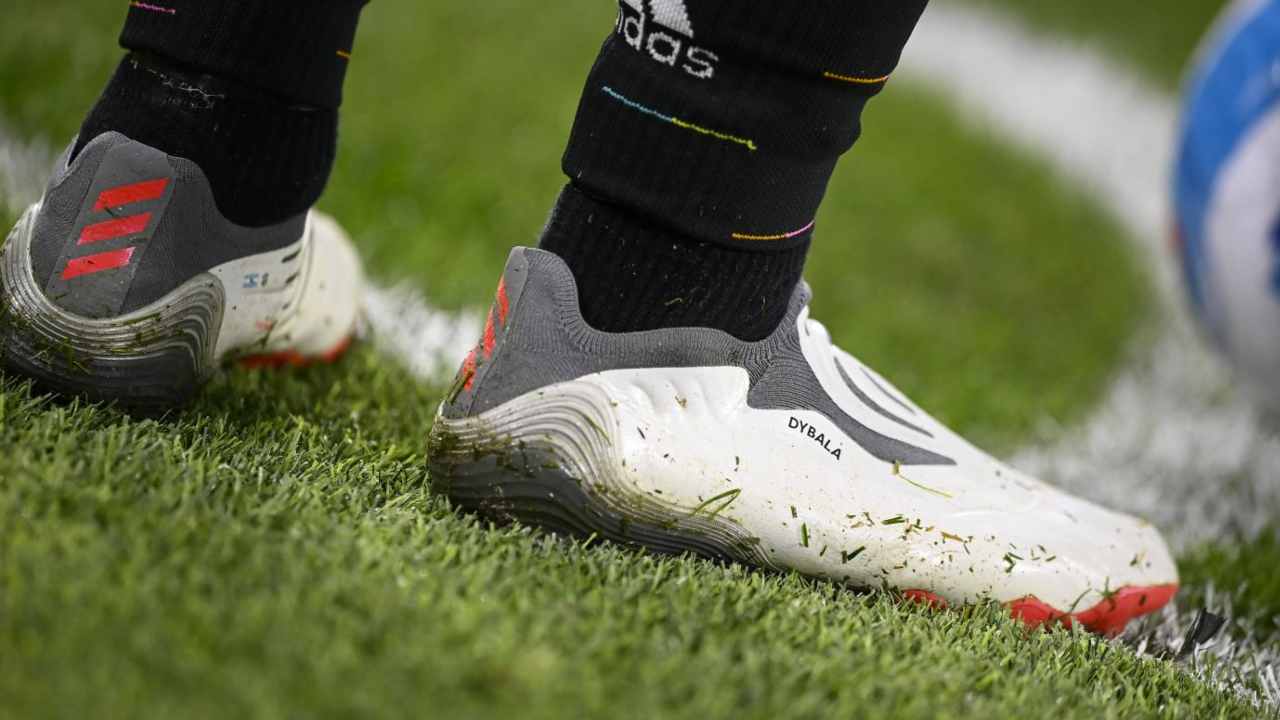 scarpe calcio - foto LaPresse