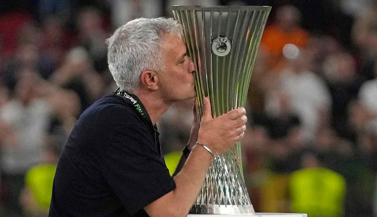 José Mourinho bacia la coppa (LaPresse)