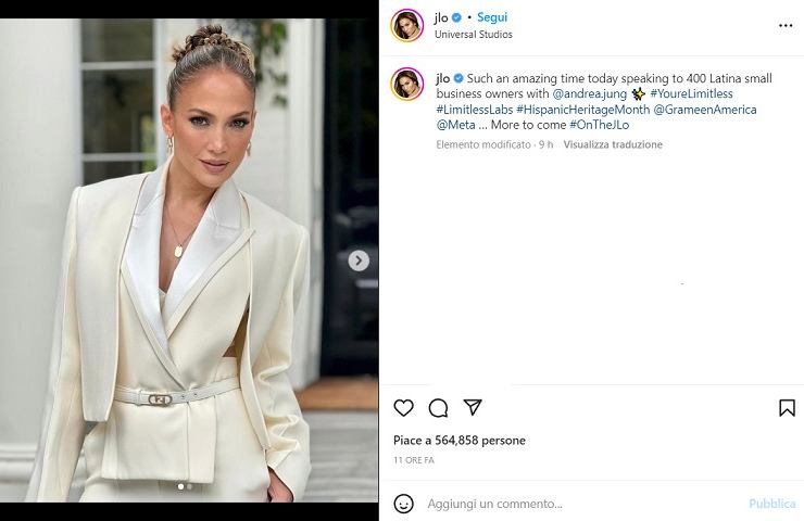 Jennifer Lopez, l'intimo spunta da sotto la giacca - FOTO