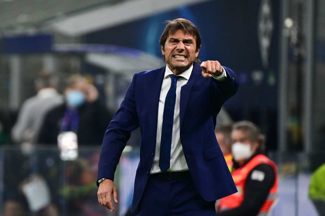 Juve Inter Conte dito medio