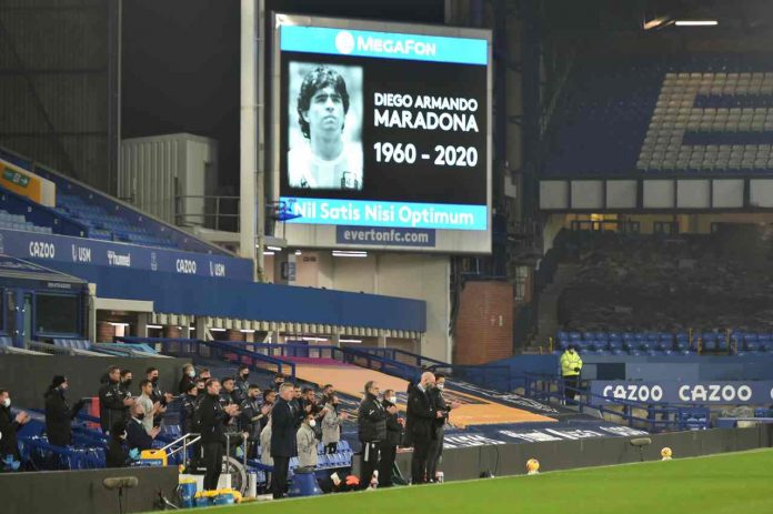 Il minuto di silenzio in Everton-Leeds (GettyImages) minuto silenzio maradona ancelotti simeone