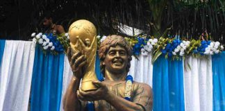 Maradona, folla omaggia il feretro (Getty Images)