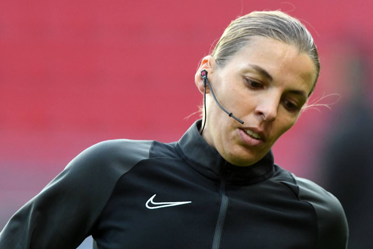 Stephanie Frappart dirigerà Juve-Dinamo Kiev: tutto sul primo arbitro donna in Champions League