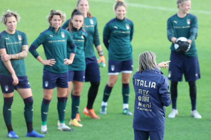 La ct Bertolini e le azzurre (GettyImages) italia israele europei