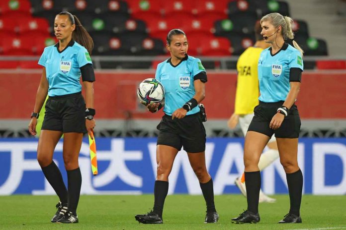 arbitro e assistenti donne al Mondiale per club (gettyimages) arbitro donna sceicco