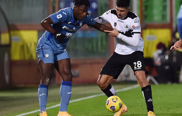 Zapata dell'Atalanta contro Erlic dello Spezia (Getty images)