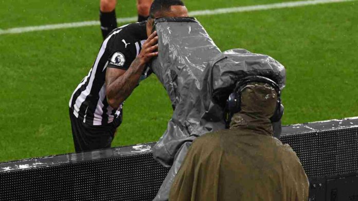 Giocatore e telecamera Giocatore che guarda nella telecamera