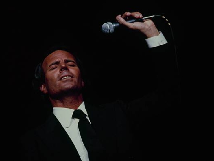 Julio Iglesias canta