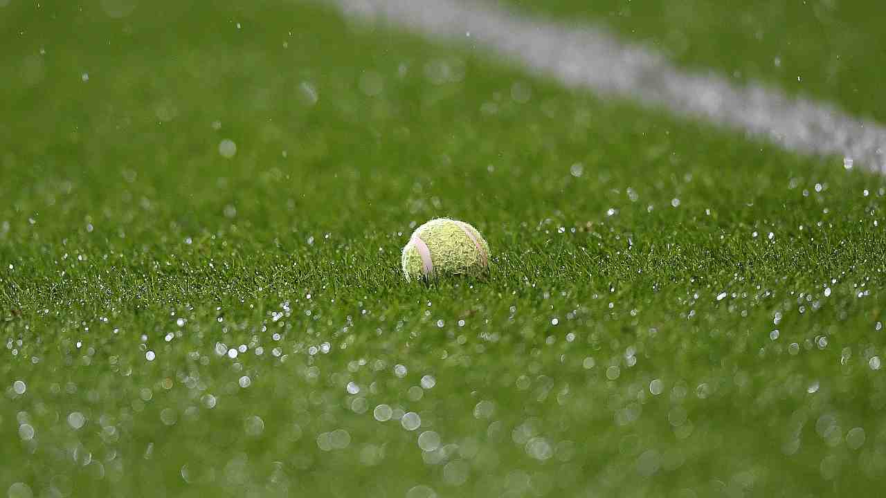 Pallina da tennis in un campo da calcio