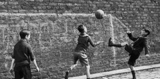 Ragazzini che giocano