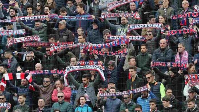 I tifosi del Crotone (Gettyimages) tifosi crotone