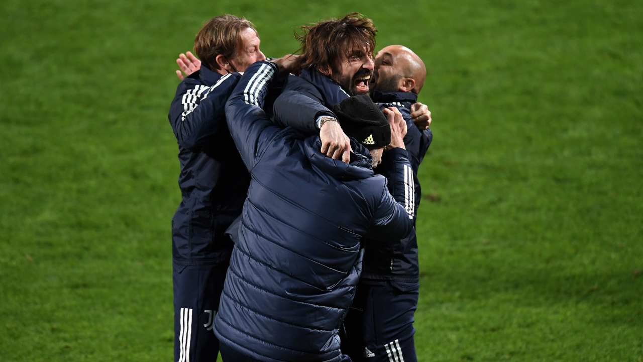 Pirlo abbraccia staff - Getty Images