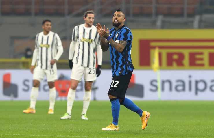 Arturo Vidal in campo con l'Inter