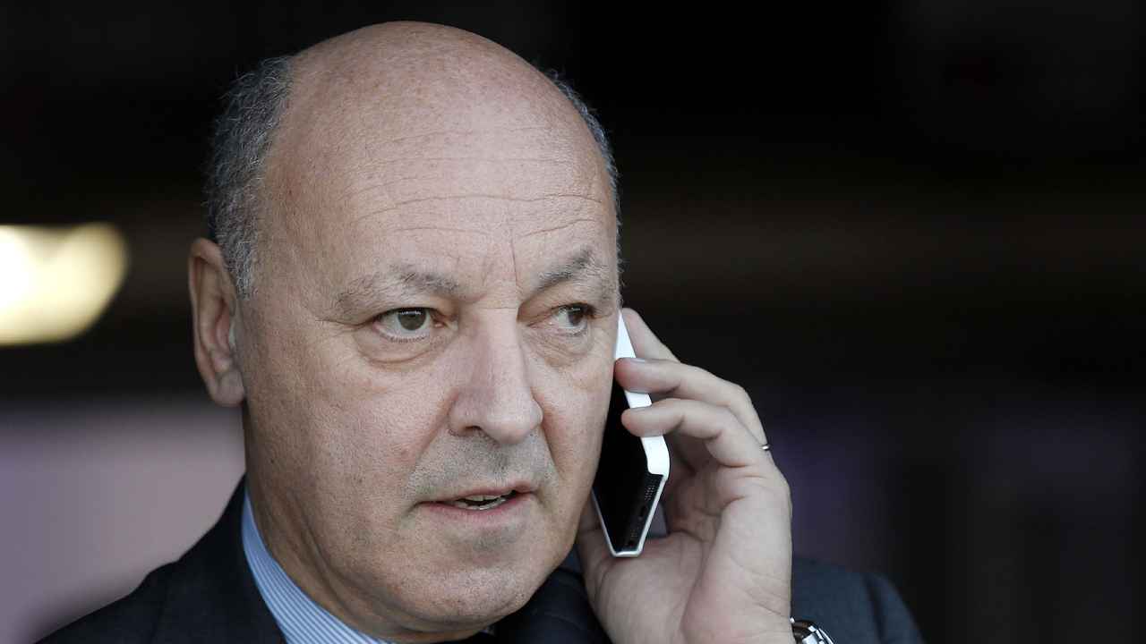 Giuseppe Marotta mentre parla al telefono