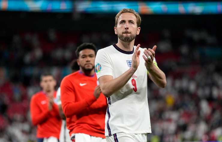 Harry Kane mentre applaude 