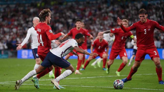 Il fallo da rigore su Sterling in Inghilterra-Danimarca (GettyImages) inghilterra polemica ceferin