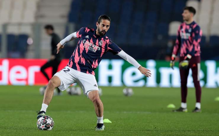 Isco in campo con controllo palla