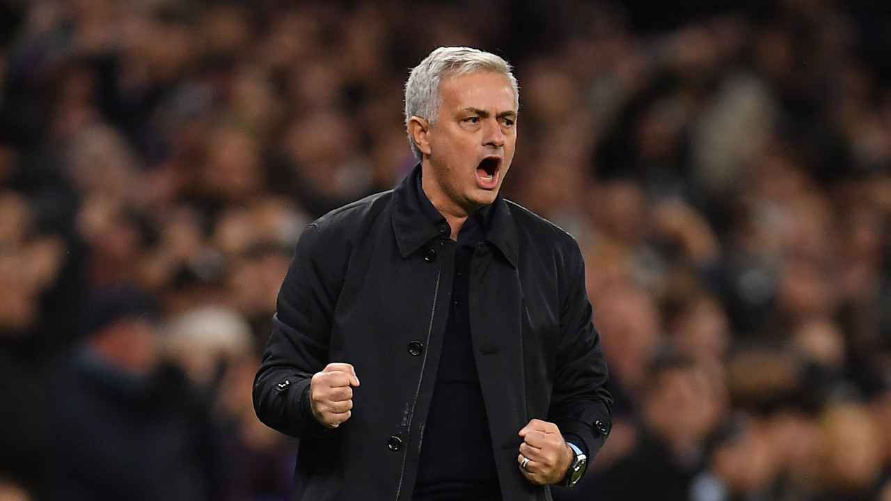 Jose Mourinho mentre stringe i pugni