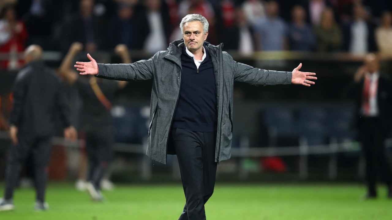 Calciomercato Roma, Jose Mourinho con le braccia aperte