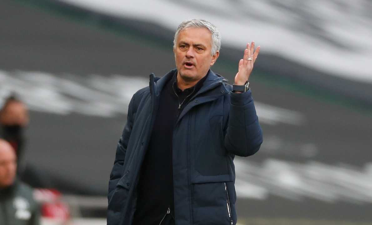 Mercato Roma, Jose Mourinho mentre alza una mano