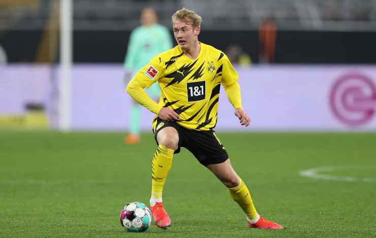 Julian Brandt in campo con la palla al piede