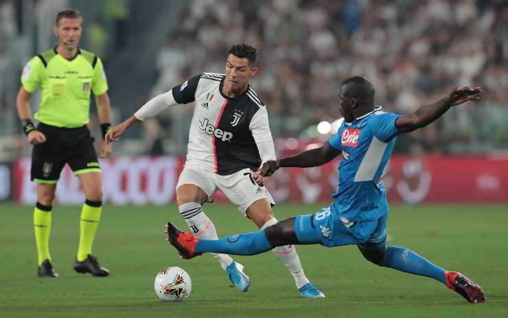 Kalidou Koulibaly mentre effettua un intervento su Cristiano Ronaldo