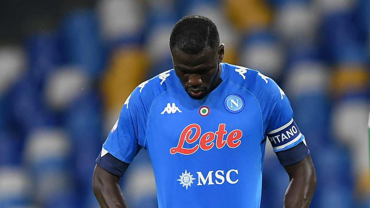 Koulibaly con la testa abbassata