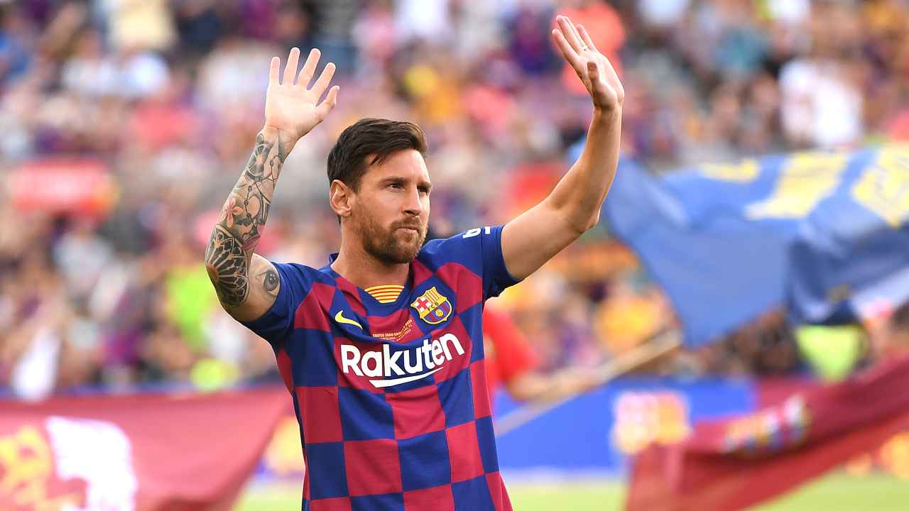 Calciomercato, Lionel Messi con le mani alzate