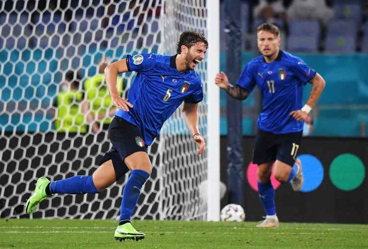 Manuel Locatelli con in campo la maglia della nazionale 