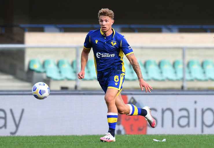 Matteo Lovato in campo con il Verona