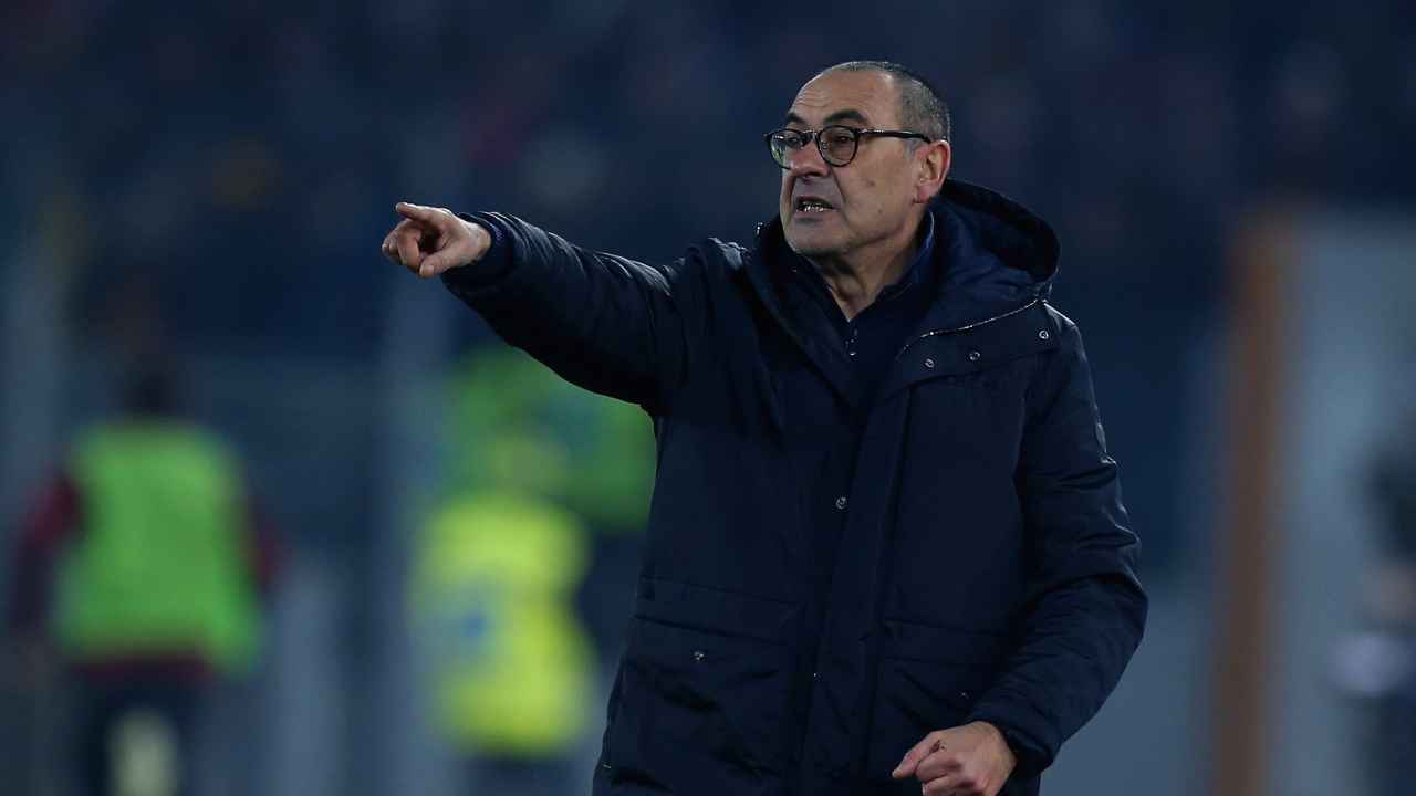 Maurizio Sarri mentre da indicazioni in campo