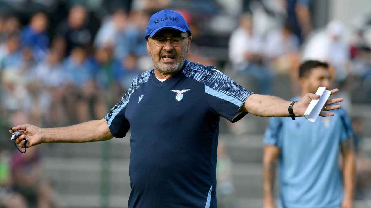 Mercato Lazio, Maurizio Sarri mentre allena