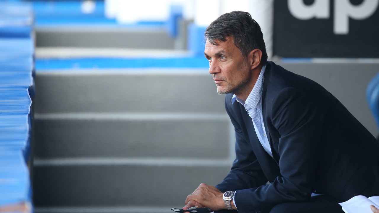 Paolo Maldini seduto di profilo