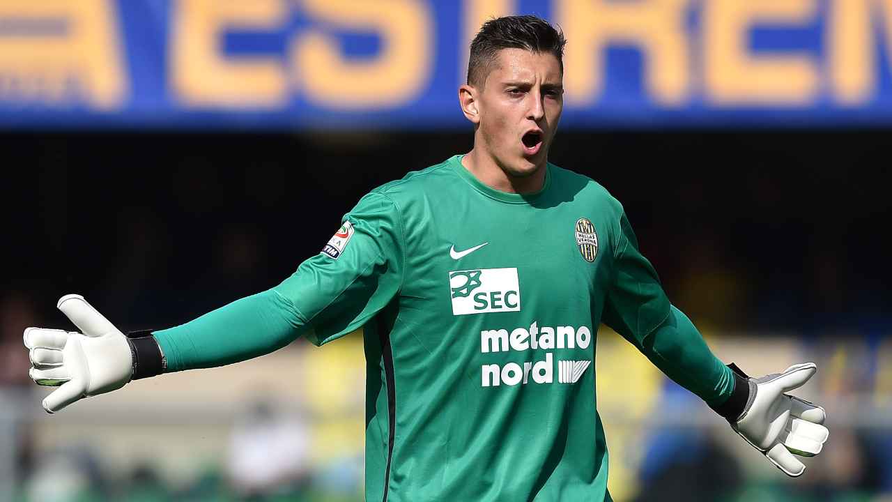 Pierluigi Gollini con le braccia aperte