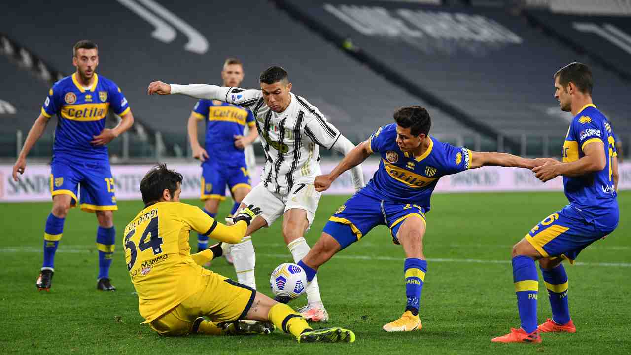 Ronaldo accerchiato dal Parma - Getty Images