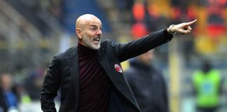 Stefano Pioli in campo mentre da direttive