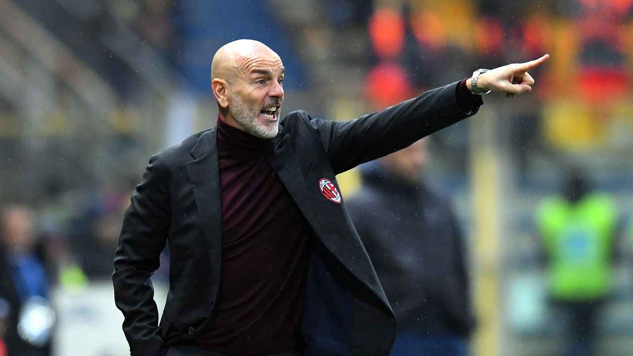 Stefano Pioli in campo mentre da direttive