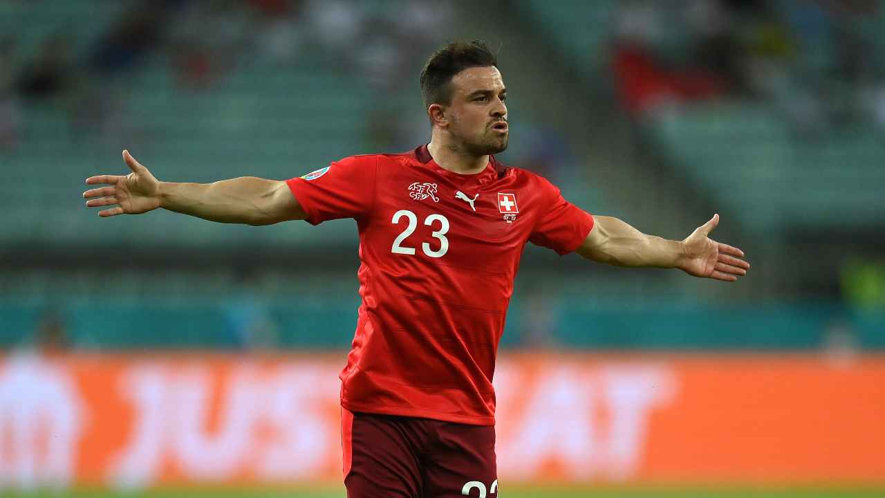 Calciomercato, Xherdan Shaqiri con le braccia allargate