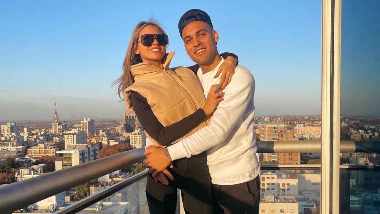 Agustina Gandolfo e Lautaro Martinez mentre si abbracciano