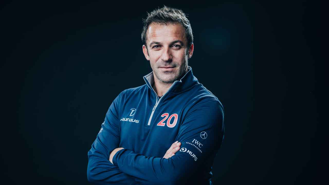 Alessandro Del Piero in primo piano a braccia conserte