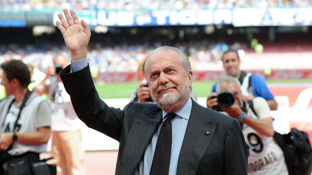 Calciomercato Napoli, Aurelio De Laurentiis mentre saluta
