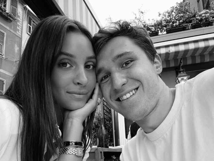 Benedetta Quagli e Federico Chiesa che si fanno un selfie