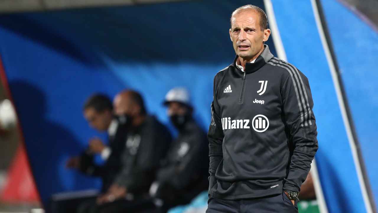 Calciomercato, Massimiliano Allegri in piedi con le mani in tasca