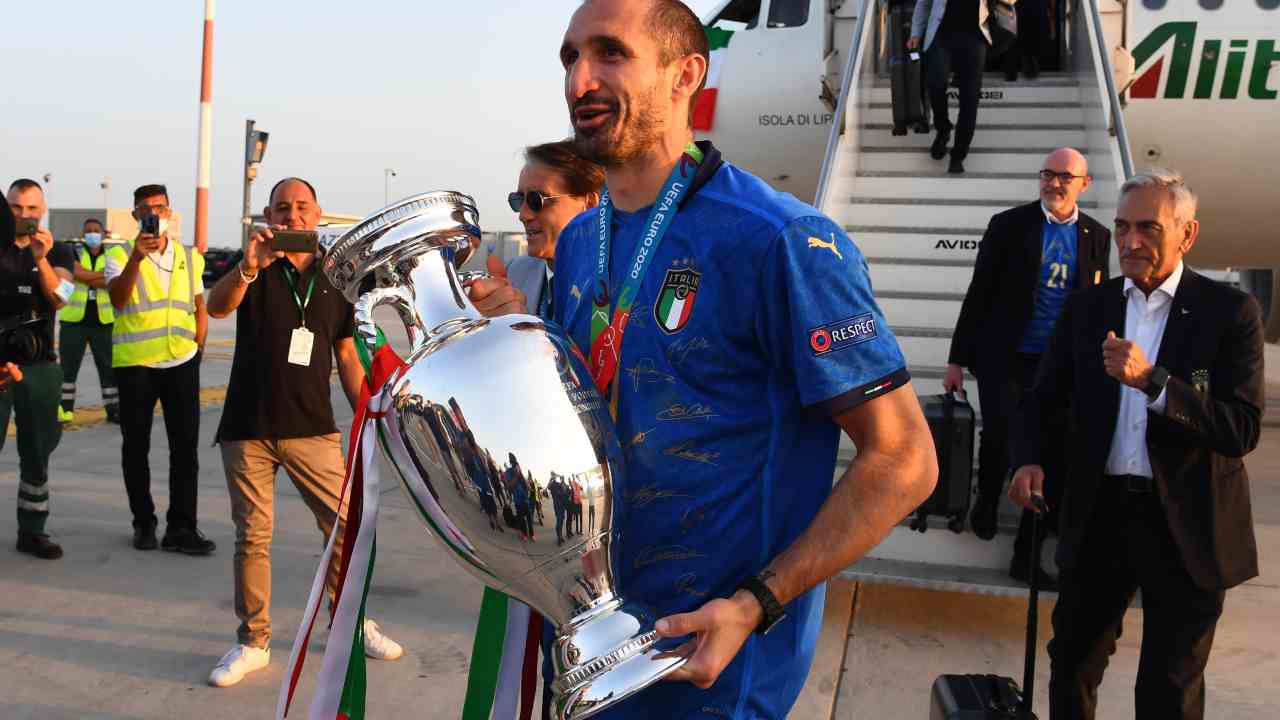 Giorgio Chiellini con coppa - Getty Images