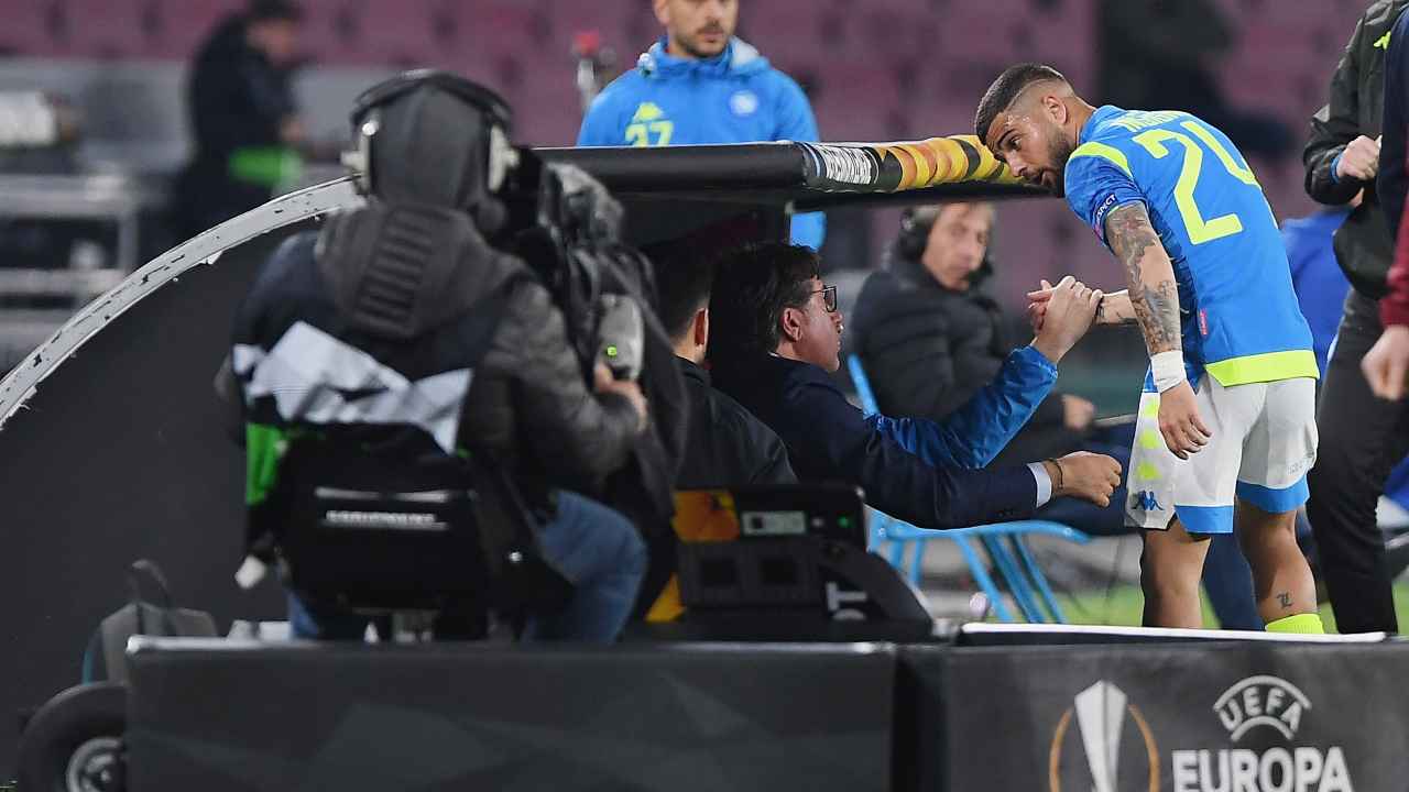 Cristiano Giuntoli e Lorenzo Insigne mentre si stringono la mano