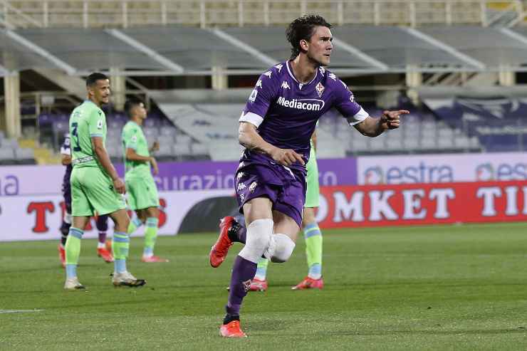 Dusan Vlahovic in campo con la Fiorentina